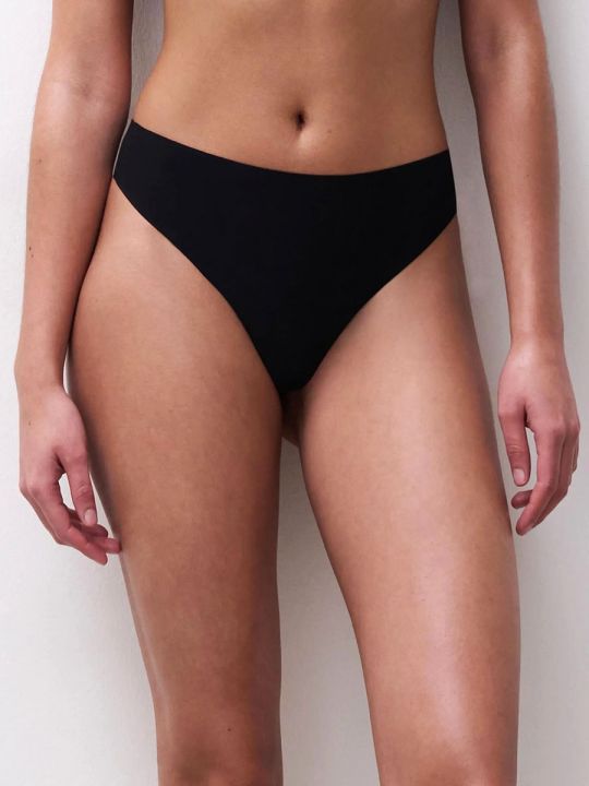 Braga tanga Chantelle Soft Stretch en color negro de talla única sobre modelo, vista frontal.
