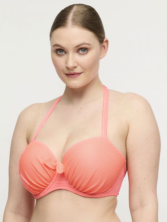 Vista frontal en modelo con bikini balconet preformado Rivas PrimaDonna Swim, con tirantets halter