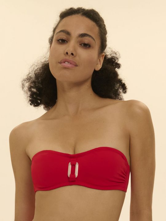 Modelo con bikini bandeau con aros Simone Pérèle Magnetic Rojo, vista frontal sin tirantes.