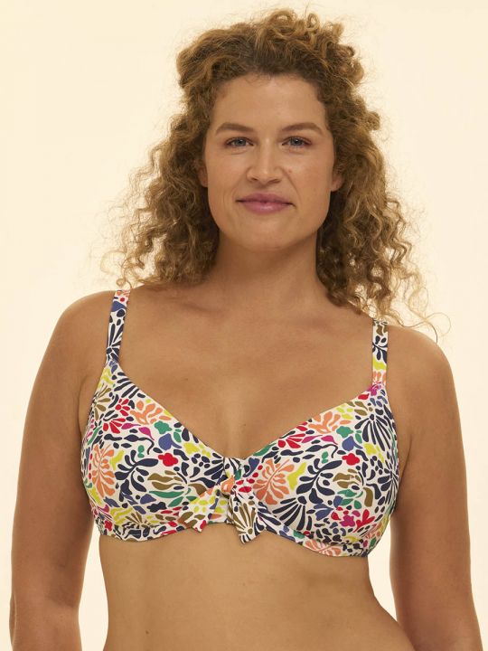 Modelo con bikini con aros Simone Pérèle Bohème Tropic White, vista frontal.