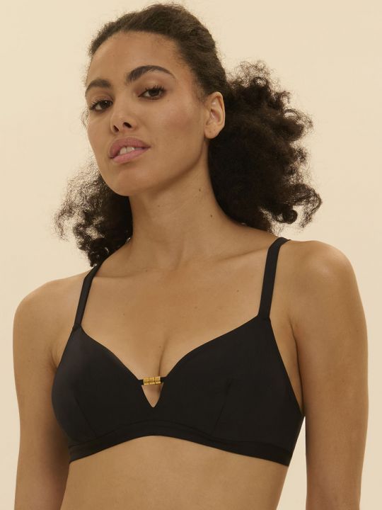 Top bikini negro Simone Pérèle Perle sin aros con escote profundo sobre modelo talla 90B