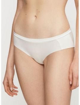 Braga culotte Triumph Body Makeup Soft Touch Hipster EX blanco vainilla vista de frente sobre modelo