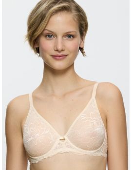 Sujetador Amourette Charm W02 moldeado color piel sobre modelo, vista frontal
