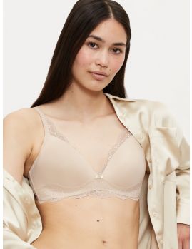 Sujetador Amourette Charm P sin aros color piel sobre modelo, vista frontal
