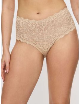 Braga culotte Triumph Amourette Maxi beige vista de frente sobre modelo