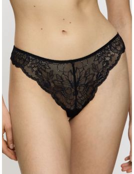 Braga brasileña Amourette Charm Highleg Brazilian en negro sobre modelo, vista frontal
