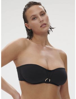 bikini sin tirantes negro, modelo talla 95D