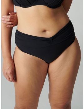 bikini braga alta negra, modelo talla 3