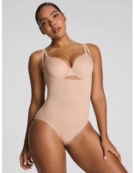 Body faja Spanx Sculpt de busto abierto en color chai, sobre modelo.