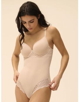 Body reductor color piel rosa Simone Pérèle Caresse 12A541 con aros y copas Spacer 3D visto por delante sobre modelo