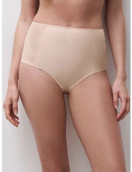 braga alta Every Curve beige de Chantelle, vista frente sobre modelo.