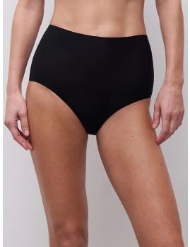 Braga alta Chantelle Soft Stretch en color negro de talle alto sobre modelo, vista frontal.