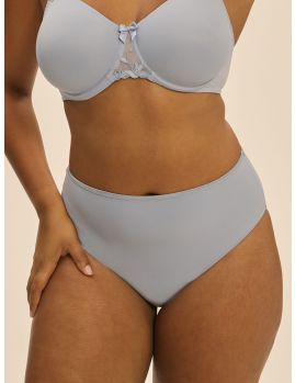 braga alta Andora, color azul reve. Modelo talla 4.
