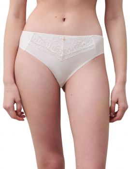 braga clásica Every Curve blanco marfil de Chantelle, vista frente sobre modelo.