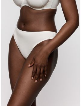 Vista lateral sobre modelo, braga clásica color Natural

