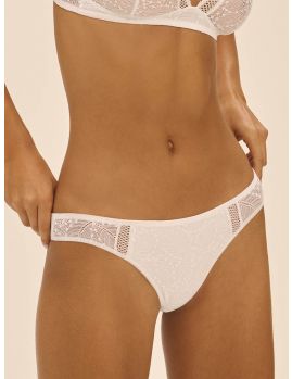 Braga clasica con encaje blanco, vista frontal sobre modelo talla 2