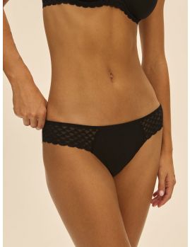 frente braga bikini negra. Modelo talla 2