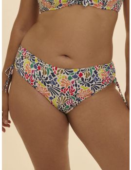 Modelo con braga alta de bikini Simone Pérèle Bohème Tropic White, vista frontal.