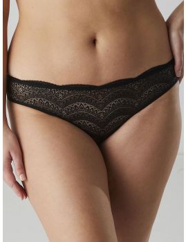 braguita bikini color negro. Vista frontal sobre modelo