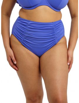 Modelo con braga bikini moldeadora azul claro Elomi de tiro alto, vista frontal
