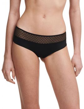 Braga culotte negra Norah Chic de Chantelle con encaje gráfico. Vista frontal sobre modelo