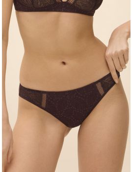 Braga Clásica Comete 12S720 Marrón Oscuro, vista de frente sobre modelo talla 2