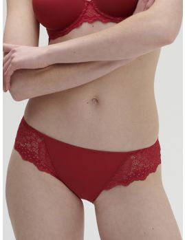 braga roja corte bikini, modelo talla 2