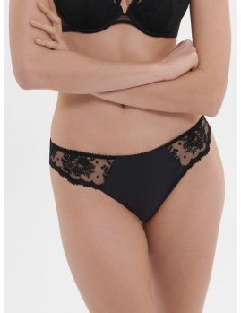 braga bikini color negro, modelo talla 2