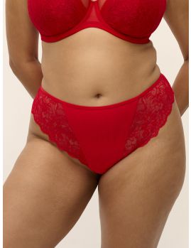 Vista frontal de la braga tanga Elomi Brianna roja sobre modelo