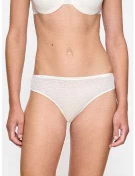 Braga clásica Triumph Signature Sheer blanca sobre modelo, vista frontal