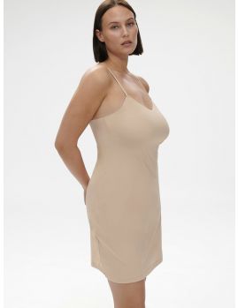 combinación invisible color piel rosa, modelo talla 4