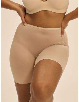 Braga faja antifricción Simone Perele Essentiels 13V670 color piel invisible, vista frontal sobre modelo talla 4