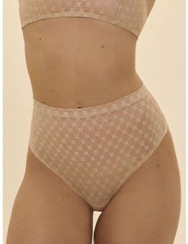 Faja tanga Simone Pérèle Plume piel rosa sobre modelo talla 2