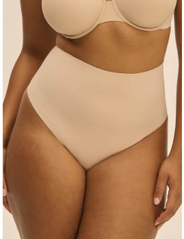 Faja tanga talle alto Simone Perele Story 1F6709 color piel control abdomen. Vista frontal sobre modelo de talla 4