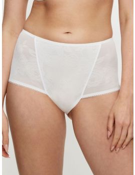 Braga faja alta Triumph Wild Rose Sensation Maxi en color blanco, vista de frente sobre modelo