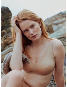 Sujetador reductor sin aros Triumph True Shape Sensation N01 en color piel, visto de frente sobre modelo