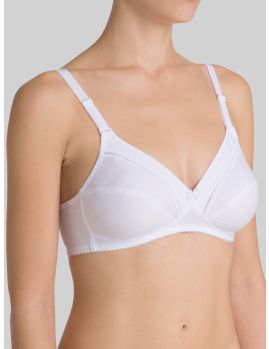 Sujetador de algodón sin aros Triumph Cotton Classic Stretch N en color blanco, visto de frente sobre modelo