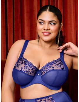 Sujetador Elomi Zarla Sapphire, vista frontal en modelo curvy.