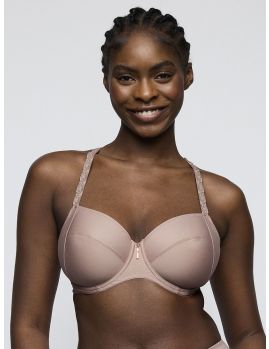 Vista frontal sobre modelo con tirantes rectos, sujetador sin relleno en color Cosmetic (tono tostado)