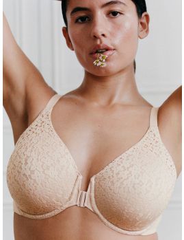 Imagen frente del Sujetador preformado cierre frontal Norah C13F60 color beige dorado. Prenda Chantelle Norah diseñada para realzar y ofrecer comodidad.
