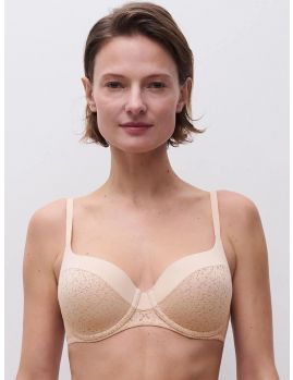 Imagen frente del Sujetador preformado cubriente Norah C13F90 color beige dorado. Prenda Chantelle Norah diseñada para realzar y ofrecer comodidad.
