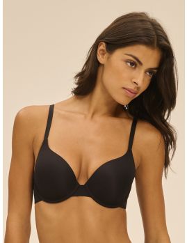 Sujetador preformado negro Simone Perele Essentiels 13V363 talla 90B efecto redondeado. Vista frontal sobre modelo 