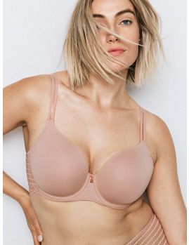 Sujetador con relleno corazón rosa, vista frontal en modelo, escote favorecedor