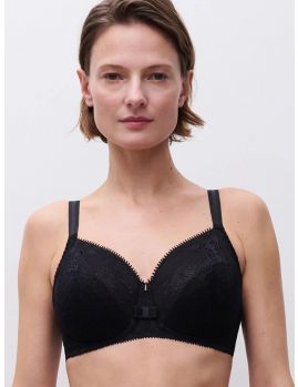 sujetador de encaje Day To Night negro de Chantelle, vista frente sobre modelo.