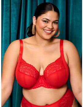 Sujetador Elomi Tiernie Plunge rojo, vista frontal en modelo curvy.