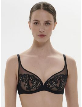 sujetador escotado negro. Modelo talla 90D