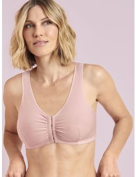 Mujer llevando el sujetador protésico Anita Hazel en rosa palo, imagen suave y femenina de catálogo.