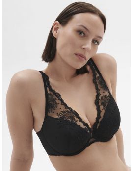 sujetador push up negro. Modelo talla 95D