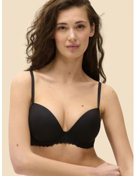 Sujetador push up Simone Pérèle Subtile negro sobre modelo, vista frontal con encaje y copas moldeadas.