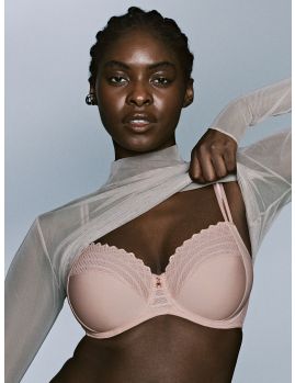  Sujetador con aros sin relleno color rosa, vista frontal en modelo, copa entera y encaje